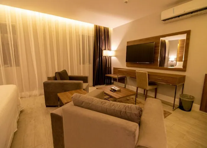 قولدن سكوير طريق الرياض Golden Square Riyadh Road