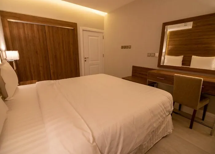 قولدن سكوير طريق الرياض Golden Square Riyadh Road