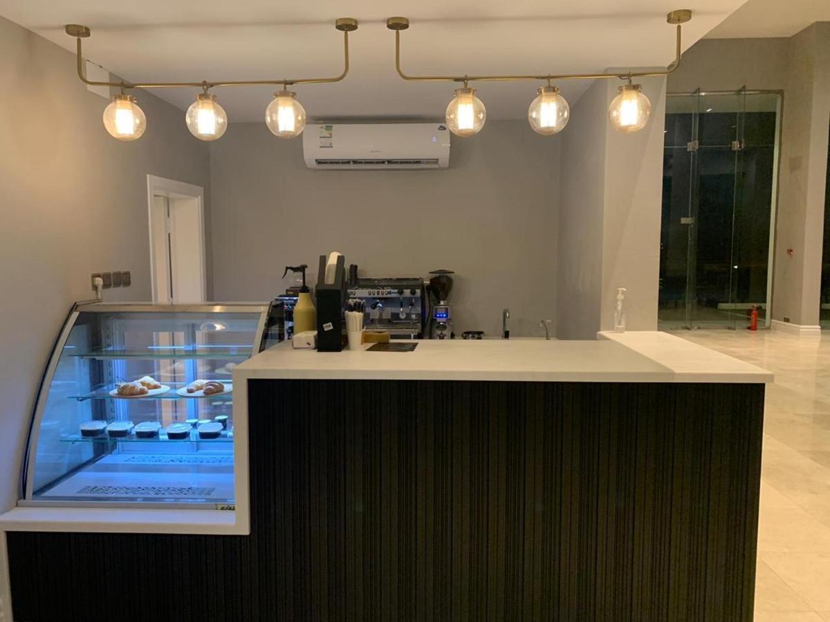 قولدن سكوير طريق الرياض Golden Square Riyadh Road *