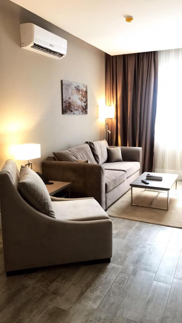 قولدن سكوير طريق الرياض Golden Square Riyadh Road